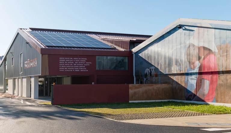 Building fitted with panels