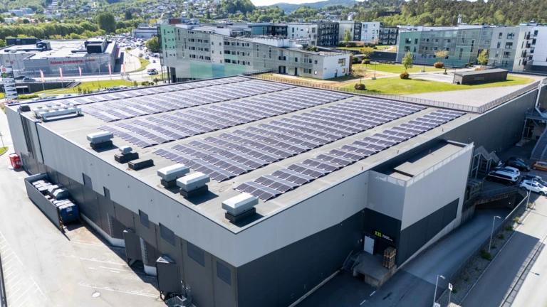 Building fitted with photovoltaic panels