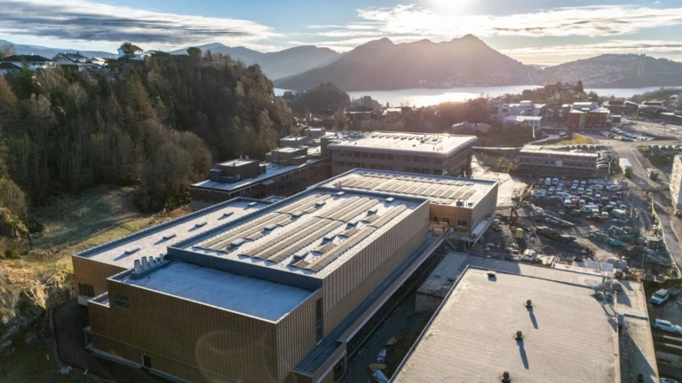 Building fitted with photovoltaic panels